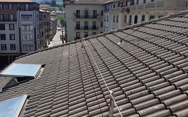 Línea de vida horizontal y puntos de anclaje Innotech en la cubierta del Ayuntamiento de Zarautz